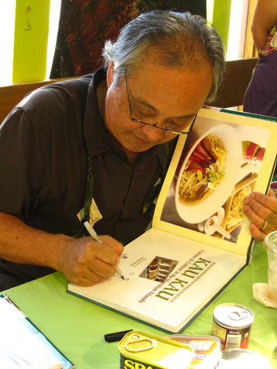Author Arnold Hiura and his book Kau Kau